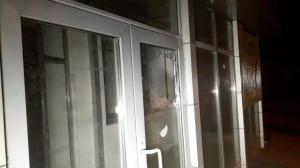 Авто врезалось в дерево в Алматы: водитель и пассажир в больнице