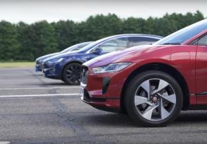 Видео: Jaguar i-Pace против двух Tesla Model X