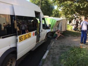 В Саратове при аварии маршрутки и грузовика пострадали девять человек