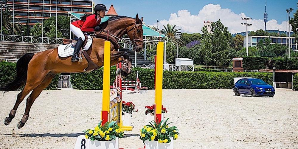 Видео: «заряженный» Seat сразился с лошадью на полосе препятствий