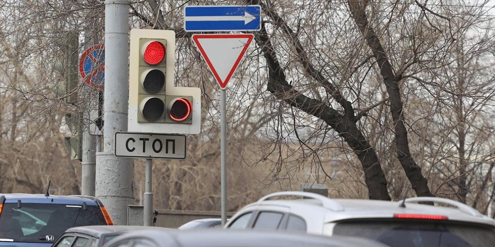 Власти Москвы рассказали о считающих пешеходов и водителей светофорах