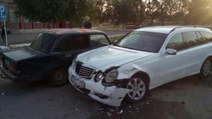 Пьяный водитель протаранил несколько авто на парковке жилого дома в Костанае