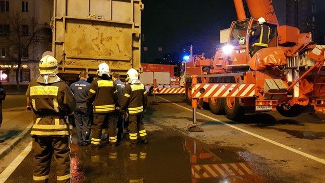 В центре Москвы перевернулся мусоровоз