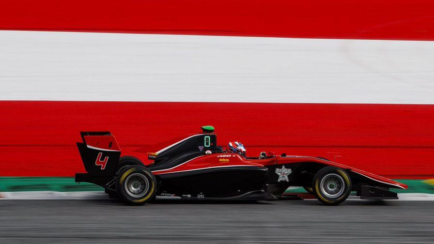 Джейк Хьюз победил в воскресной гонке GP3