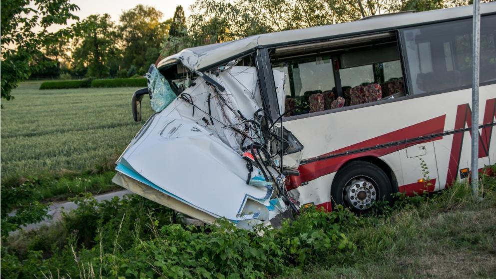 В Германии 46 человек пострадали из-за столкновения «скорой» и автобуса с детьми