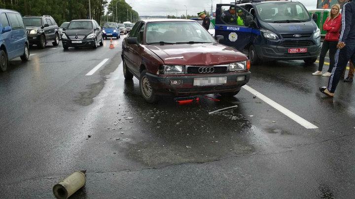 На МКАД Audi протаранила остановившийся из-за поломки Renault