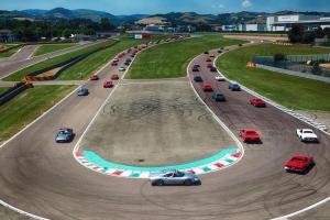 Сто пятьдесят Ferrari Dino отпраздновали 50-летие модели