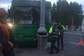 В Витебске маршрутный автобус врезался в столб