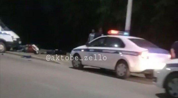 Мотоциклист врезался в полицейскую машину в Актобе