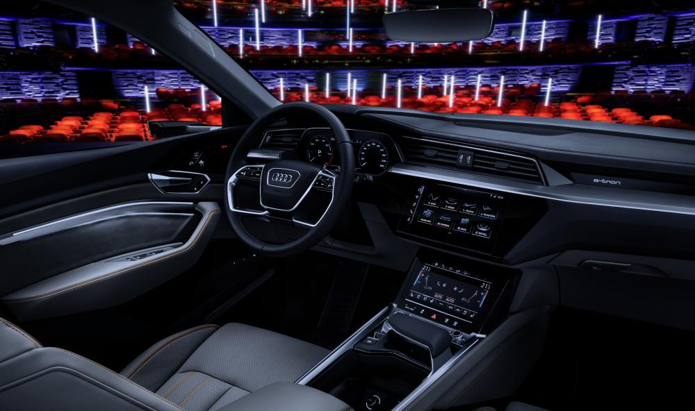 Audi показала интерьер первого в истории электрического кроссовера