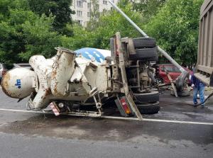 В Москве бетономешалка протаранила припаркованные машины и перевернулась