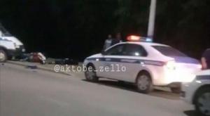 Мотоциклист врезался в полицейскую машину в Актобе