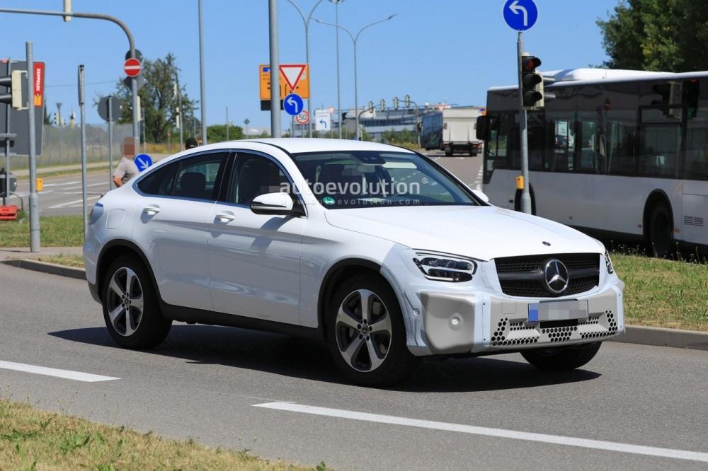 Автолюбители успели заметить обновленный Mercedes-Benz GLC во время тестов