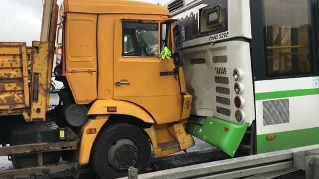 На МКАД грузовик врезался в рейсовый автобус