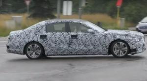 Следующий Mercedes-Benz S-Class демонстрирует новую оптику на видео