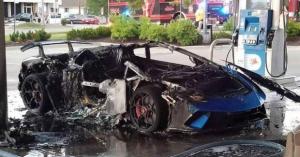 Забывчивый водитель минивэна спалил на заправке Lamborghini Huracan
