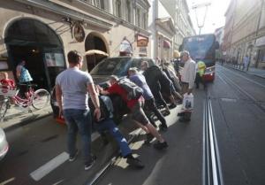 Герой парковки из Украины парализовал движение в центре Праги