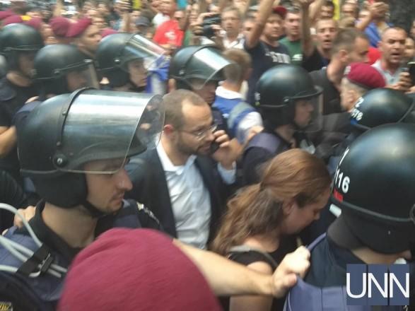 Машина с депутатами Рады сбила митингующих в центре Киева