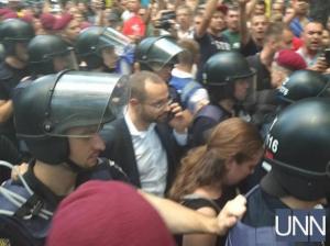 Машина с депутатами Рады сбила митингующих в центре Киева