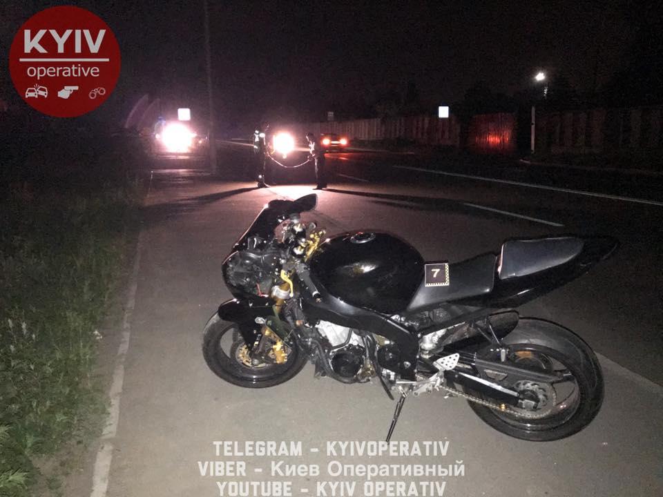 В Киеве мотоцикл насмерть сбил женщину, которая шла с могилы ребенка