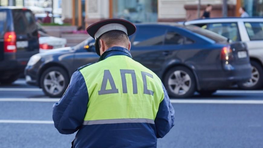 Грузовик столкнулся с двумя легковыми автомобилями на севере Москвы