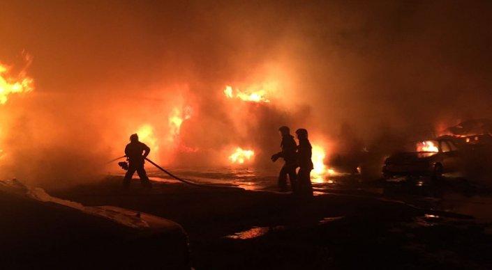 45 автомобилей сгорели на штрафстоянке в Шымкенте