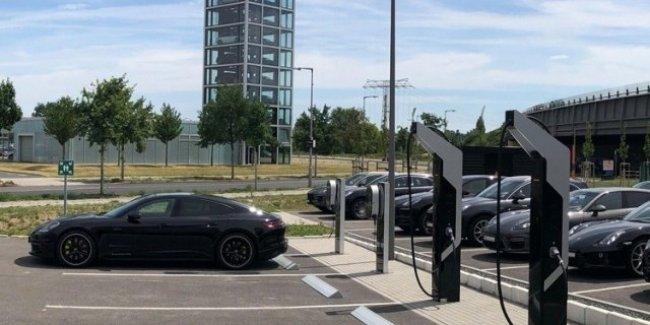 80% заряда за 15 минут: Porsche запустили собственные сверхскоростные электрозаправки