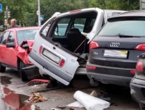 В Борисове пьяный на Opel влетел в припаркованные автомобили и тяжело травмировал пешехода
