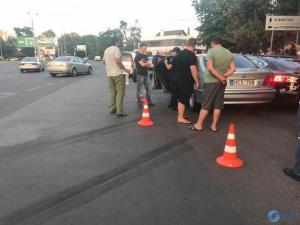 Курьезное ДТП произошло в Одессе на Люстдорфской дороге. Седан BMW 5 E39 на литовских номерах врезался в припаркованную у обочины Tesla Model S.
