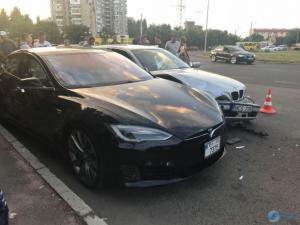 Курьезное ДТП произошло в Одессе на Люстдорфской дороге. Седан BMW 5 E39 на литовских номерах врезался в припаркованную у обочины Tesla Model S.