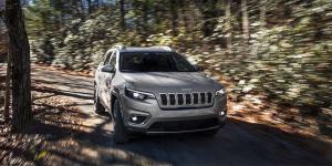 Jeep назвал российские цены на обновленный Cherokee
