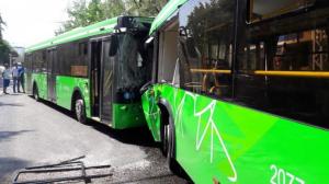 Два автобуса столкнулись лоб в лоб в Алматы