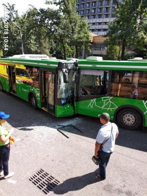 Два автобуса столкнулись лоб в лоб в Алматы