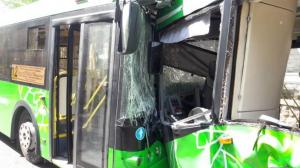 Два автобуса столкнулись лоб в лоб в Алматы