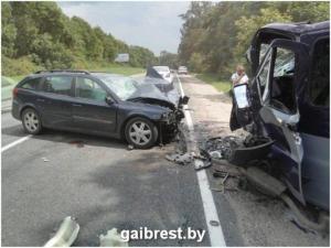 Под Барановичами водитель Renault уснул за рулем и врезался в Fiat: два человека в больнице
