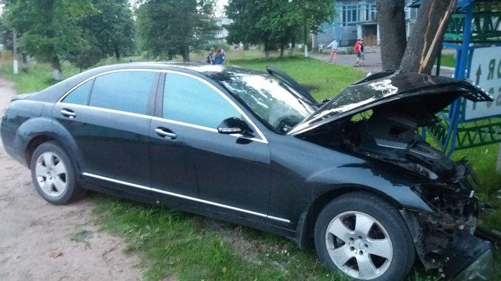 Под Витебском водитель Mercedes пытался скрыться от ГАИ и влетел в дерево