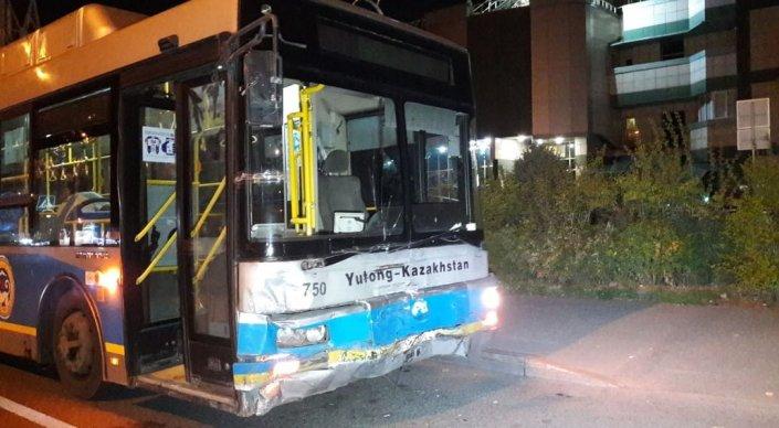 Автобус протаранил легковушку в Алматы