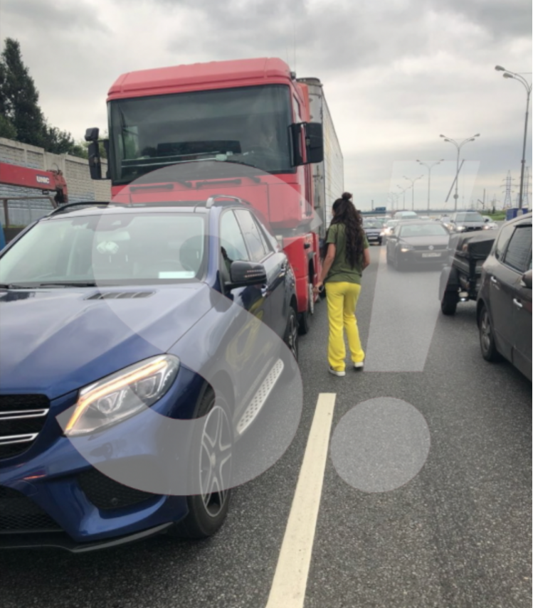 Ольга Бузова попала в аварию, столкнувшись с фурой