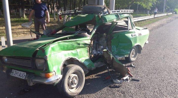 Грузовик раздавил Москвич в Алматы: 3 человека попали в больницу
