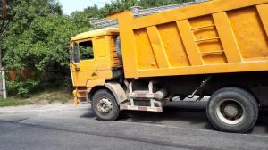 В Алматы КАМАЗ переехал водителя