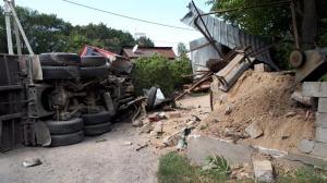 В Алматы КАМАЗ переехал водителя