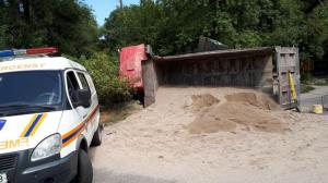 В Алматы КАМАЗ переехал водителя