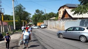 В Алматы КАМАЗ переехал водителя