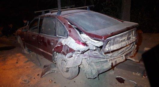 Стоящая посреди дороги Mazda стала причиной ДТП в Алматы