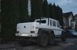 В Украине появился редчайший шестиколесный Mercedes Brabus