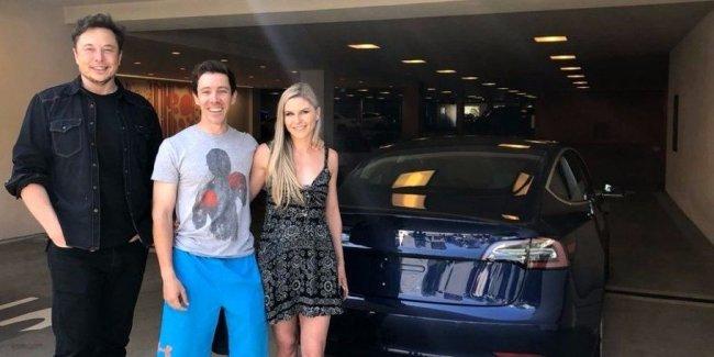 Tesla с доставкой на дом: Илон Маск лично привез Model 3 заказчику
