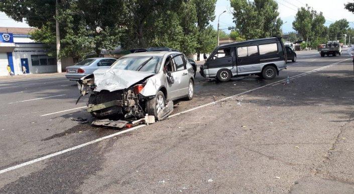 Subaru снес Mitsubishi Delica в Алматы