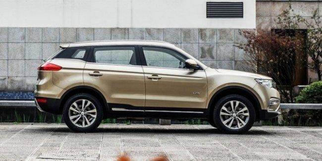 Сменивший бренд кроссовер Geely Atlas показался на новых фото

