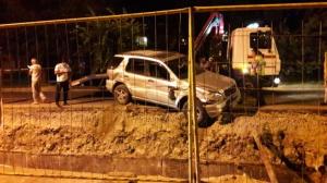 Mersedes провалился в траншею в Алматы. Водитель обратился за медпомощью