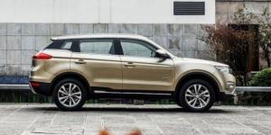 Сменивший бренд кроссовер Geely Atlas показался на новых фото
